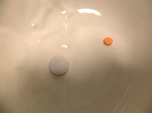 白っぽい大きめの粒が『コセクインDS』、オレンジ色が抗生剤