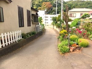 車一台分の幅しかありませんが、奥に進むと駐車場有