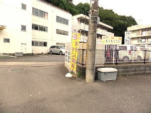 正面に建物があり、その横の建物１F部分にパン屋さんあります