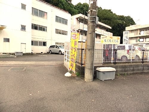 正面に建物があり、その横の建物１F部分にパン屋さんあります