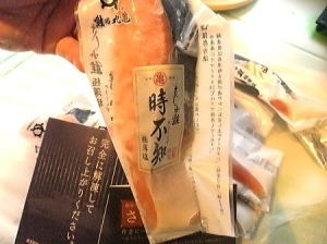 『鮭乃丸亀』の時不知～さしみ鮭は、生食も可能で、冷凍品を解凍して食べます