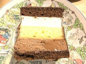 博多の石畳(ケーキ)～五層のスポンジとムースで仕上げ、ごく薄くチョコレートでコーティング