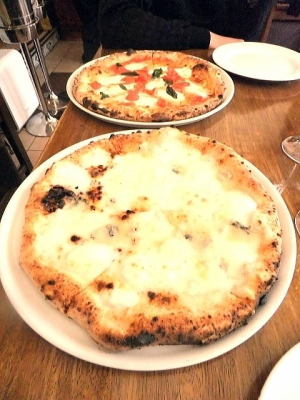 お好みのピザをチョイス；4種類のチーズのピッツァ＆パルテノペ