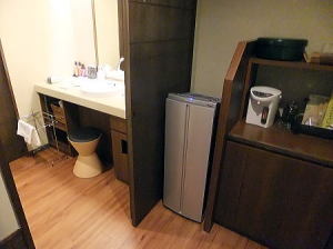 洗面台と手前は冷蔵庫と上にはサービスのコーヒー豆などあり
