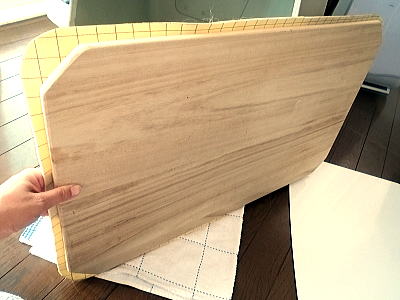 桐の集積材の板の上に汚れてもすぐ拭き取れるペット専用マットを張り付けました