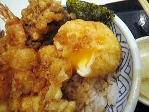 注文して10分から15分くらい。カウンターでお漬物と七味をご自由に